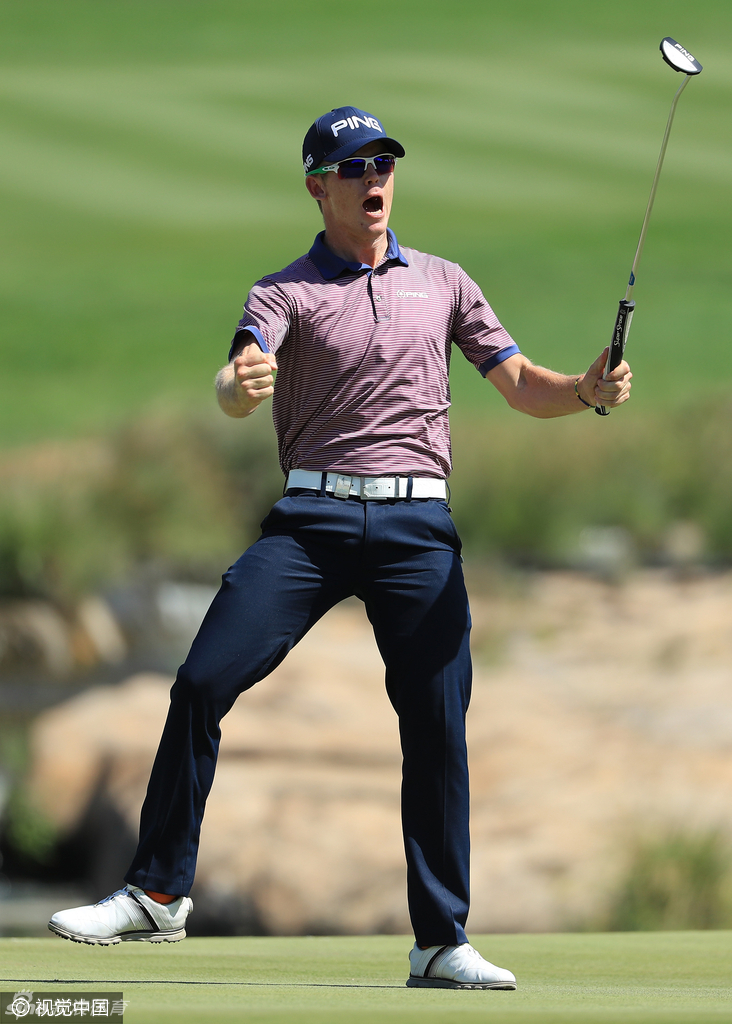 斯通凝神屏息,俯身完成锁定冠军的最后一推