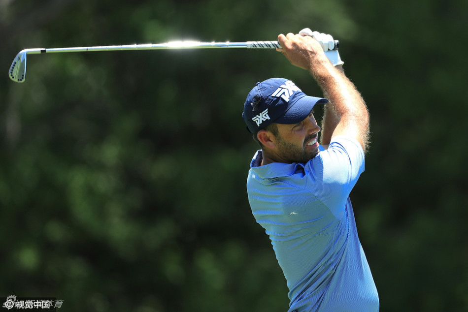 斯通手持奖杯与父亲并肩而立,父子情深共享荣耀时刻