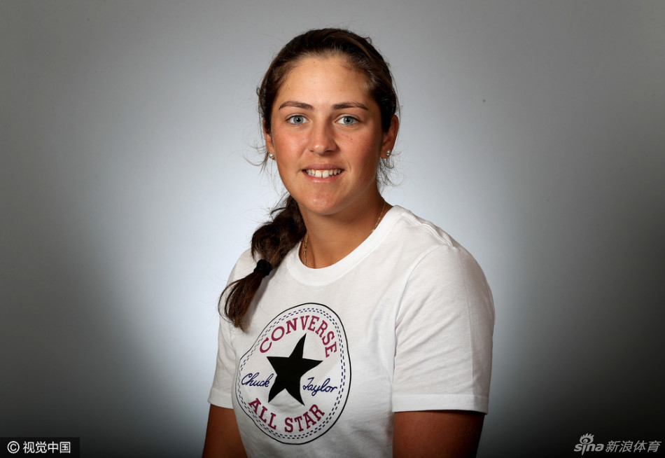 詹妮弗-何以经典挥杆预备姿势入镜，动态感十足，仿佛下一秒就将击出完美一球