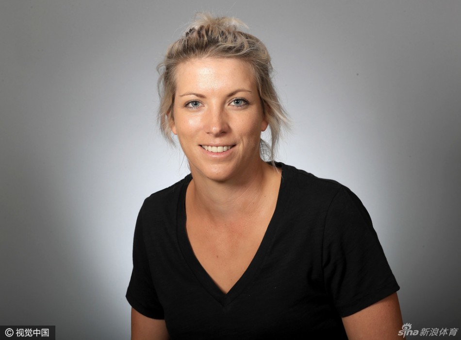 华裔球员殷安琪优雅侧立，柔和灯光下尽显其兼具力量与柔美的运动员气质