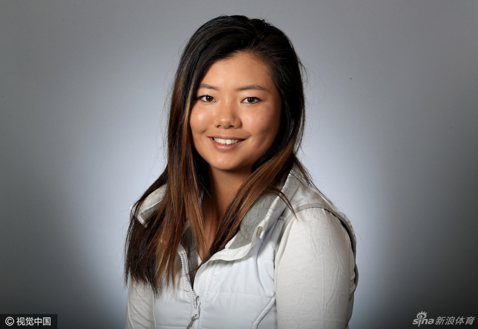 日本小将畑冈奈纱身着深色球衣，眼神清澈坚定，充满对未来的无限期待