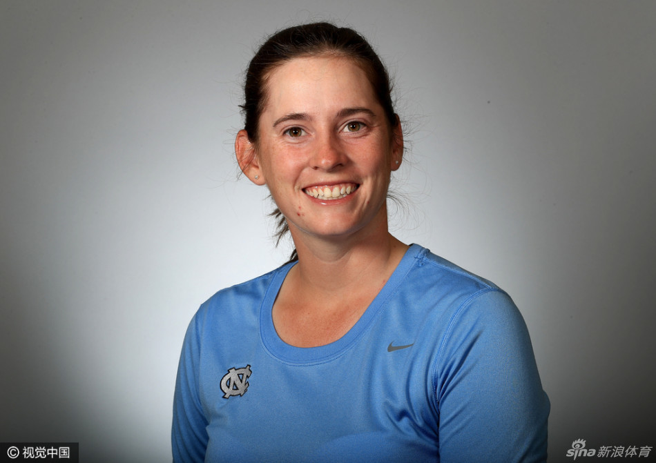 玛瑞亚-帕拉双臂交叉神情自信，背景简约突出其作为职业球员的强悍气场