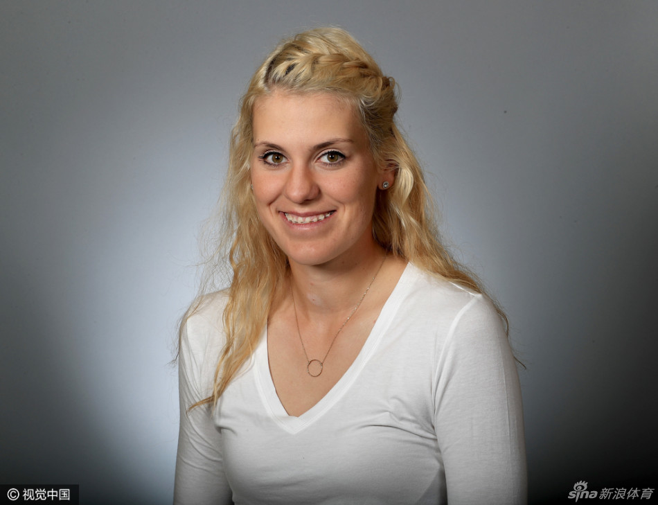 韩国新星凯伦-郑身着优雅高球装，目光沉静而自信地望向远方