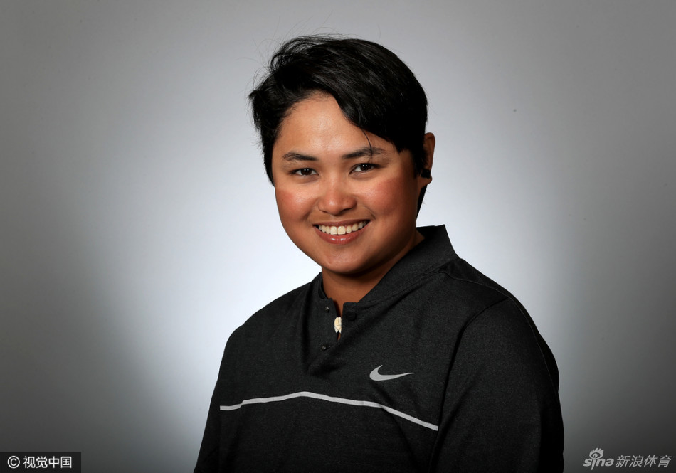 凯瑟琳-佩里绽放阳光般笑容，瞬间点亮画面，传递出高尔夫运动的快乐与激情