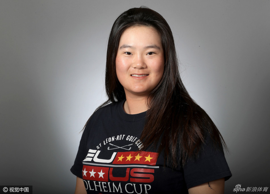 美国球员梅丽莎-瑞德在镜头前展露从容浅笑，背景光线衬托出其专注的职业风采