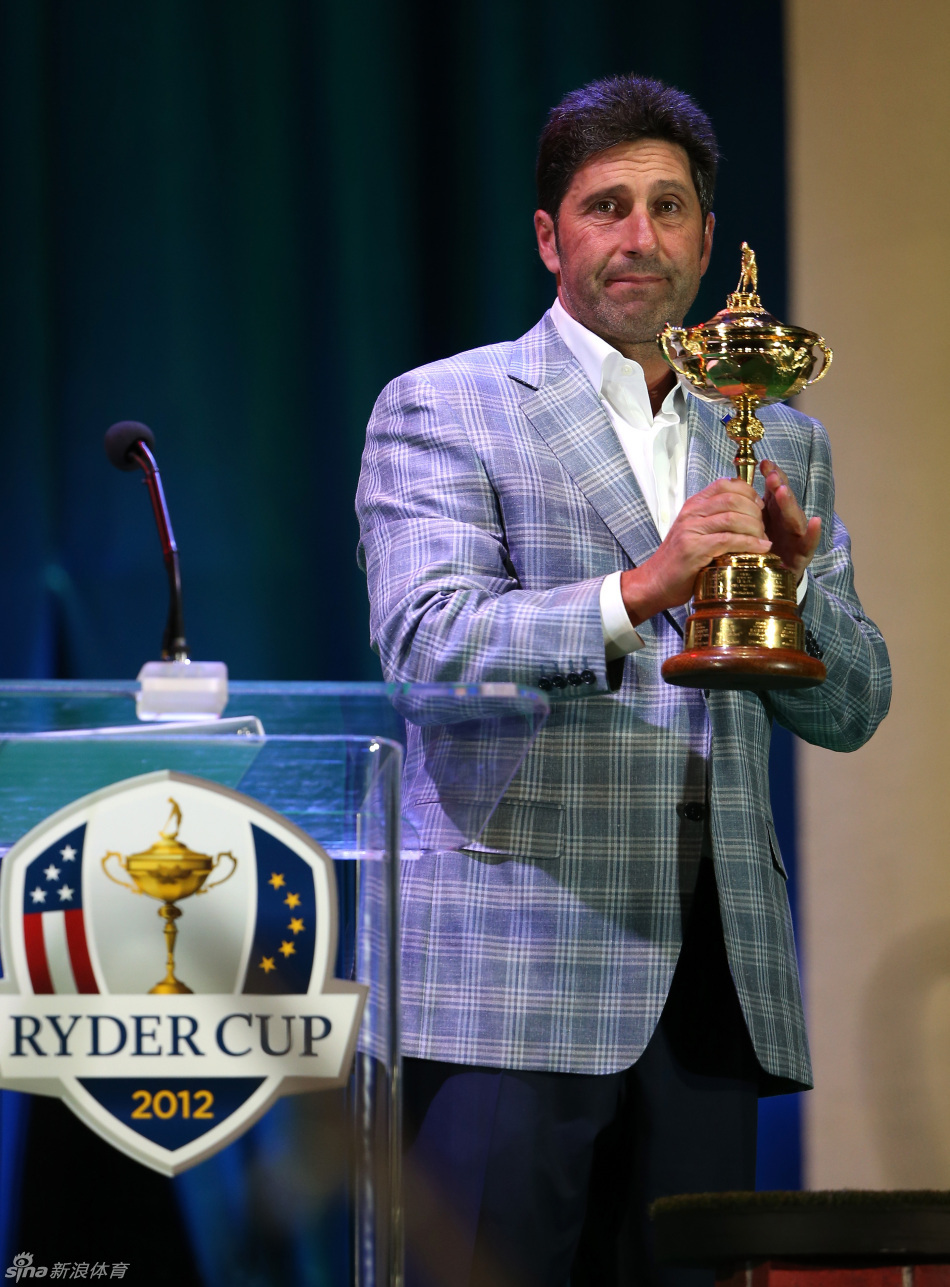 绿茵球道上，一位传奇球星正优雅挥杆，阳光勾勒出充满力量感的完美剪影。