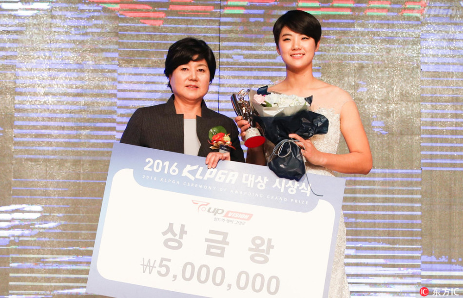 高真荣手捧奖杯站在领奖台上，喜极而泣，晶莹的泪光映照着璀璨的灯光，情感真挚动人