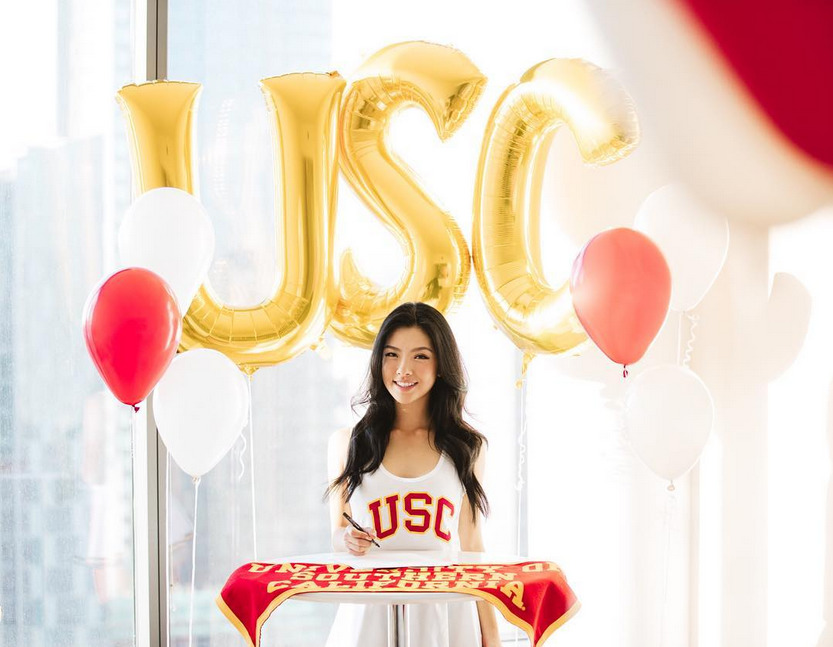 黑白光影间，少女精致的侧脸与专注握杆的手部特写，充满力量与美感。