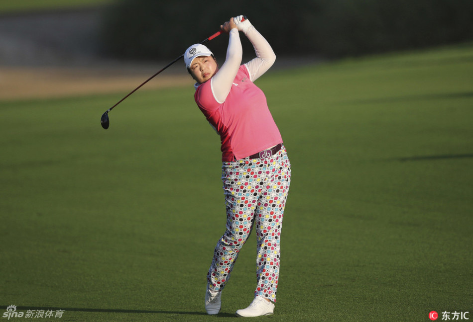 冯珊珊在果岭上专注推杆，眼神坚定，正在为创造中国高尔夫历史的关键一击做准备