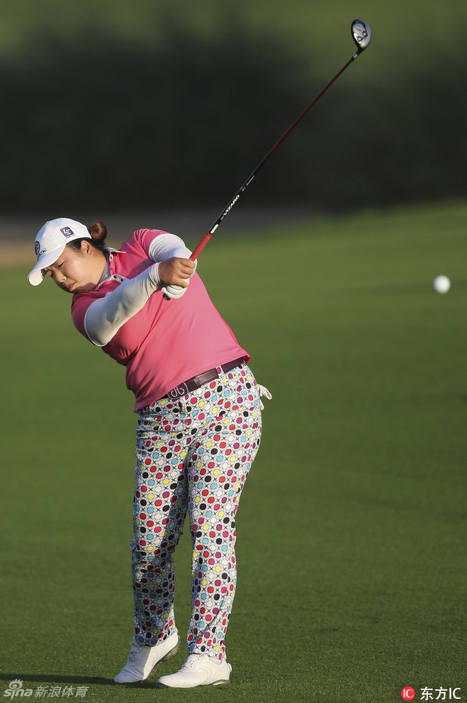 冯珊珊完成挥杆后的收杆动作，姿态稳定优雅，冠军风范尽显