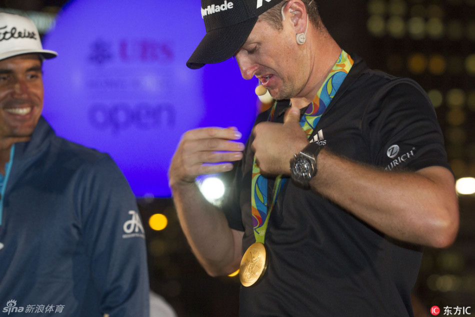 专注的慈善一击：球员在聚光灯下俯身准备推杆，眼神锐利地锁定十八米外的球洞，周遭的喧闹仿佛瞬间静止，唯有慈善的目标清晰无比。