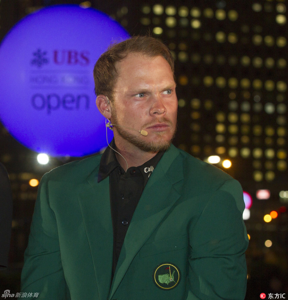 欢乐的互动瞬间：一位球星在推杆间隙与现场的小球迷亲切击掌，展现了顶级赛事亲民、温暖的一面，引得周围观众会心微笑。