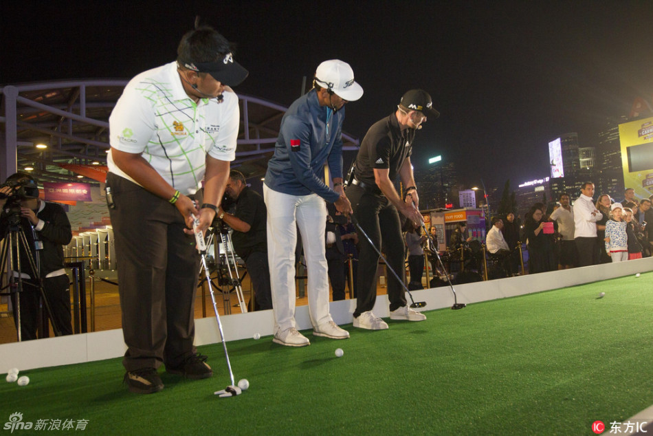 金牌与推杆的交汇：奥运冠军贾斯汀·罗斯手持推杆，全神贯注地观察果岭线路，尽显其作为顶级球手的专业与专注。