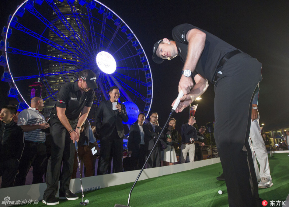 团队的力量：“香港亚洲之友”队的罗斯、贝略与奇拉德克在赛前并肩而立，眼神中充满对即将开始的慈善较量的期待与团队斗志。