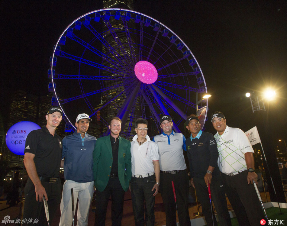 星光下的竞技场：六位高球巨星齐聚于中环摩天轮下，在临时搭建的专业推杆果岭旁合影，身后是璀璨的都市夜景，现场气氛热烈。