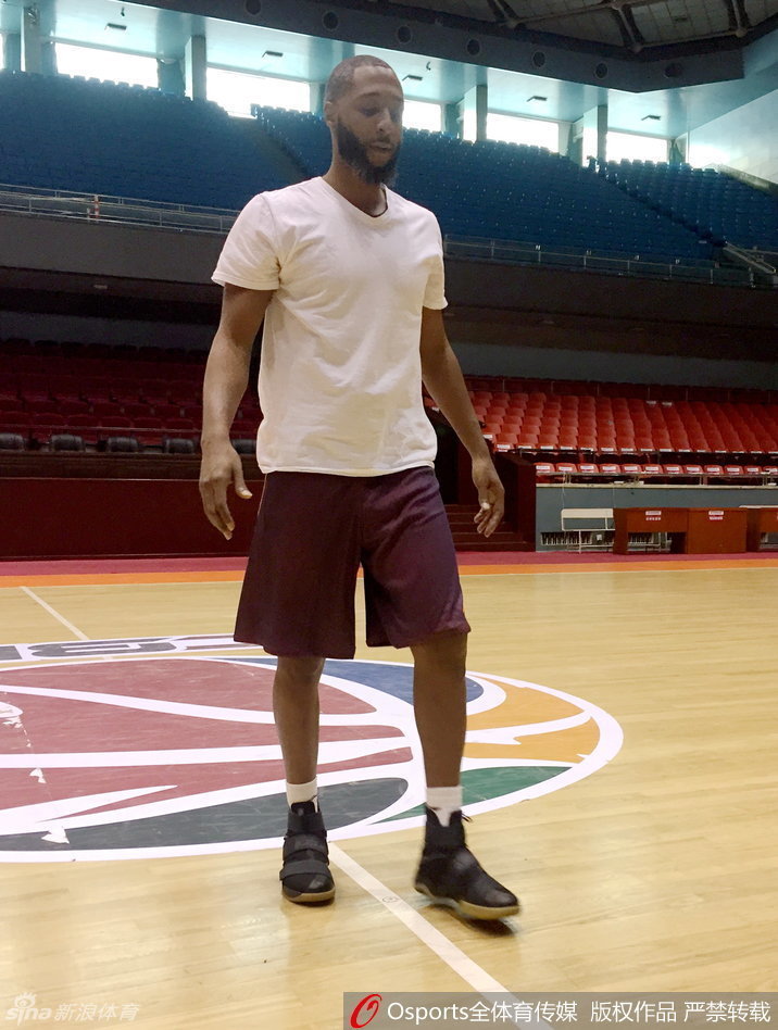 训练场上普莱斯持球突破，眼神犀利，新队友在其身后积极跑位，团队配合的默契正在无声中建立