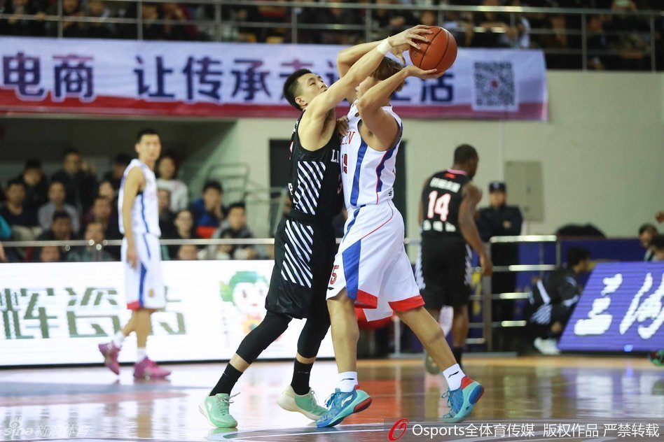 辽宁队进攻核心哈德森，稳稳控球高举手臂发出战术指令，作为场上的指挥官，他正调度着全队的进攻跑位。