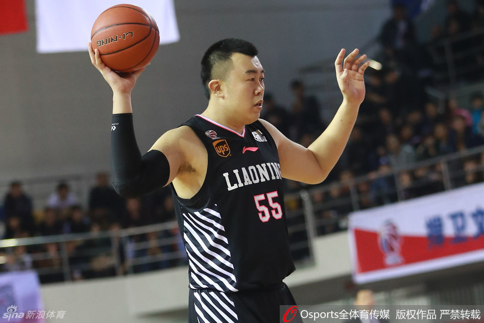 辽宁队长杨鸣，在有限的上场时间里依然一丝不苟地指挥着队友跑位，他那俊朗的面孔下藏着高球商的大脑。