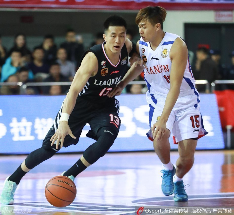 郭艾伦在广东队三人围堵的防线中，如同利刃出鞘，眼神坚毅地持球强行突破，瞬间撕裂了对手的防守阵型。