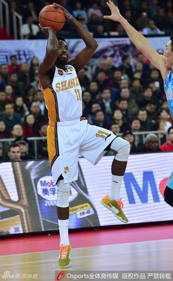 面对新疆队遮天蔽日的防守，山西球员依然选择强行突破篮下，身体在对抗中失去平衡，却仍试图将球送入篮筐。