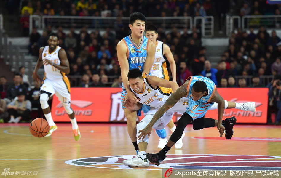 新疆队外援亚当斯如闪电般撕裂山西队的防线，高高跃起抛投出手，篮球在空中划出一道美妙的弧线。