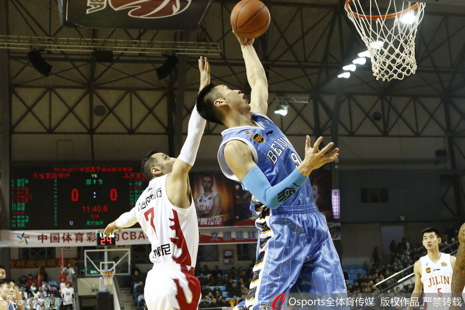 孙悦犹如大圣归来看准时机，一记长传送出精准秒传，队友心领神会迅速切入篮下，电光火石间撕破吉林防线。
