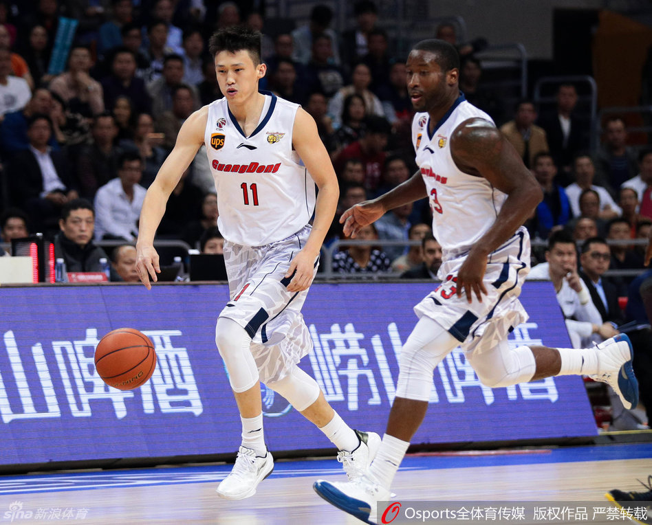 广东队长周鹏快攻中一马当先，接球后腾空而起单臂劈扣，这次势大力沉的进攻展现了国家队主力锋线的强硬与果敢。