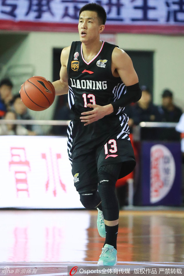 韩德君在低位背身卡位，利用庞大的身躯顶住防守者，眼神坚定地等待着队友的传球，准备进行下一次强攻。