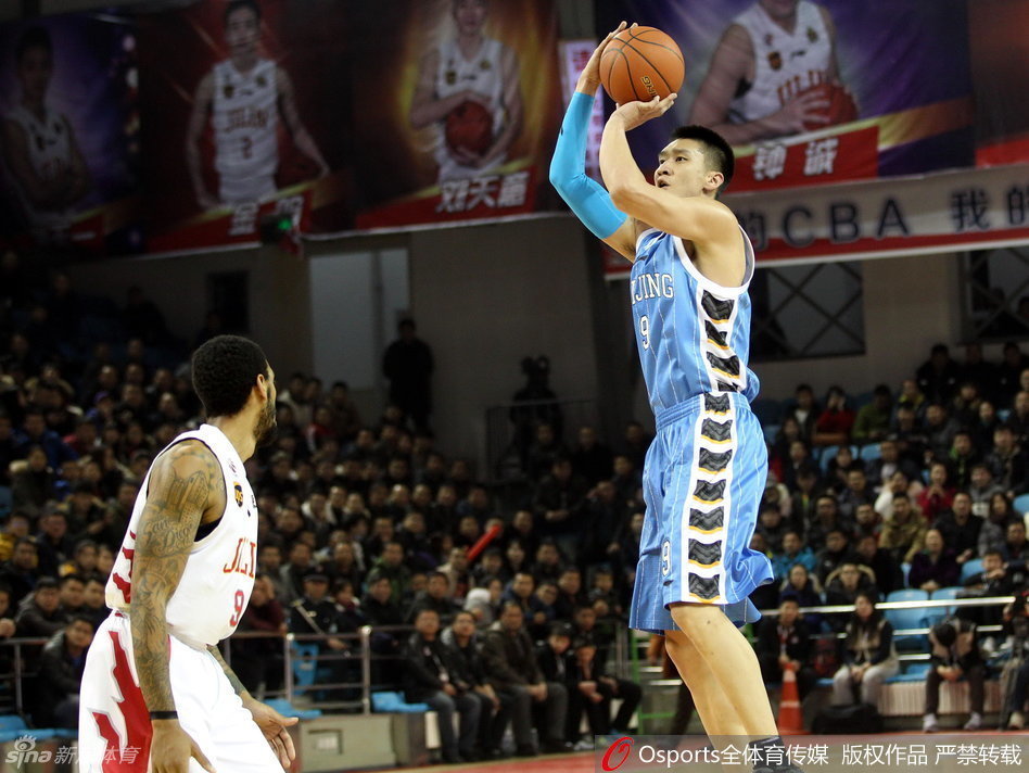 老马马布里凭借标志性的突破直杀吉林篮下，虽然对手奋力拉拽，但他依然在空中调整手感，完成了一次高难度的上篮。
