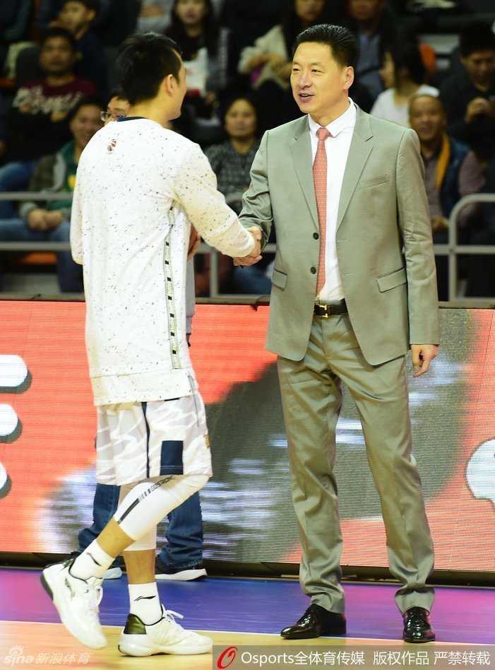 賽前的熱身時光，李春江與杜鋒在場邊寒暄，兩人神情放鬆，昔日的師徒如今雖各為其主，但眼神交流中依然流淌著無需言語的默契與關懷。