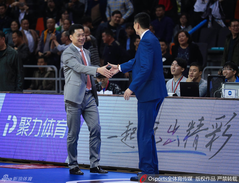 比賽結束的哨聲吹響，李春江與杜鋒再次走向彼此，這一次他們緊緊相擁，旁邊的球員們紛紛注目，這一抱是競技體育背後的溫情與敬意。