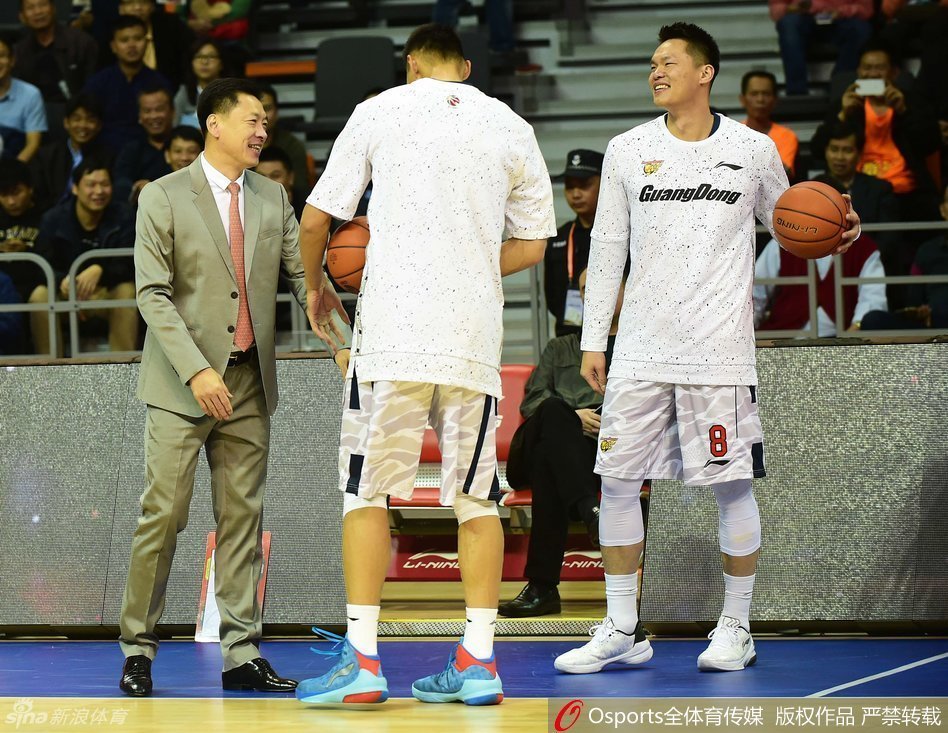 易建聯與李春江在通道中相遇，兩人自然地擊掌問候，這一幕彷彿時光倒流，他們依然是並肩作戰的師徒，依然是彼此最信賴的戰友。