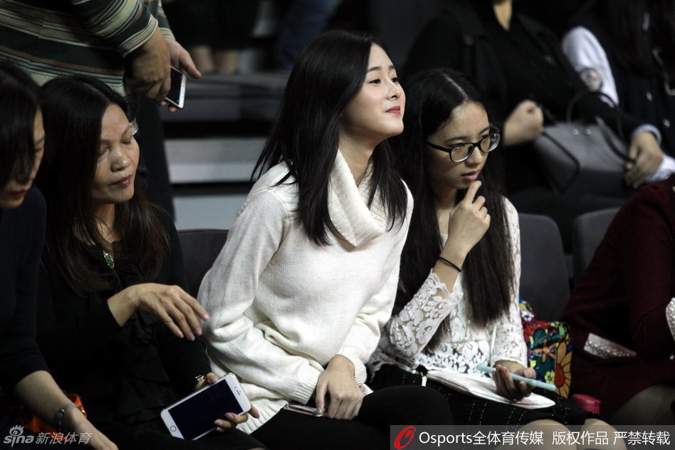 赛后庆祝胜利，这位气质出众的女球迷用手机记录下广东队获胜的瞬间，喜悦之情溢于言表，成为看台上最美的风景。