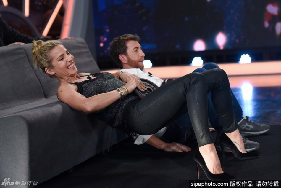 埃尔莎·帕塔奇在综艺节目现场，身姿挺拔地做出高难度瑜伽动作，身体的柔韧性与力量感在这一刻完美融合，仿佛在空气中勾勒出一道优美的健康符码。