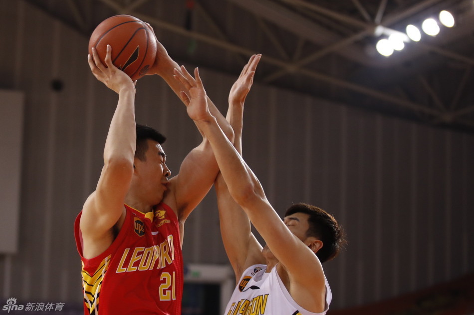 内线悍将李慕豪在人群中高高跃起，利用身高优势完成一次势在必进的篮下单打上篮。