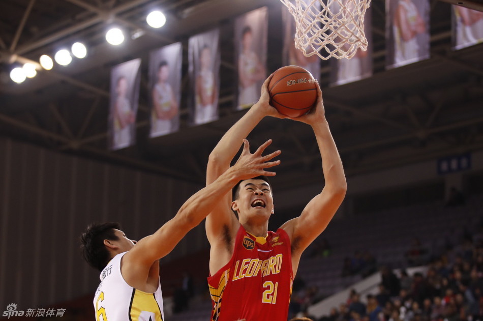 深圳外援帕戈持球观察队友跑位，面对防守人显得从容自信，即将送出关键一传。