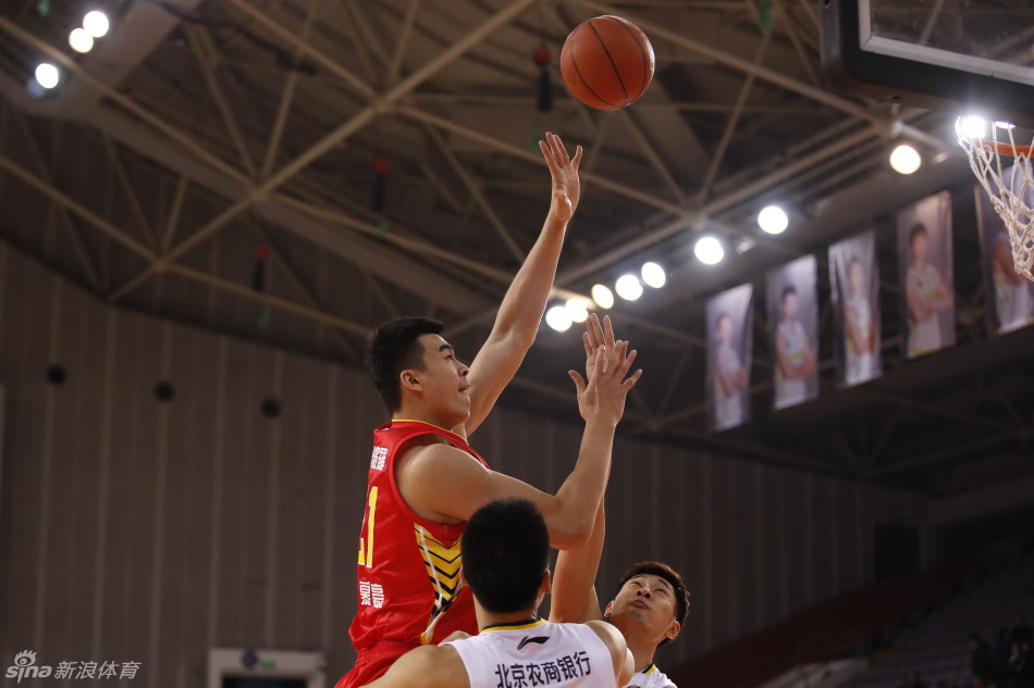 篮下瞬间变成激烈战场，李慕豪与对方大外援在内线进行强硬的身体对抗和卡位纠缠。