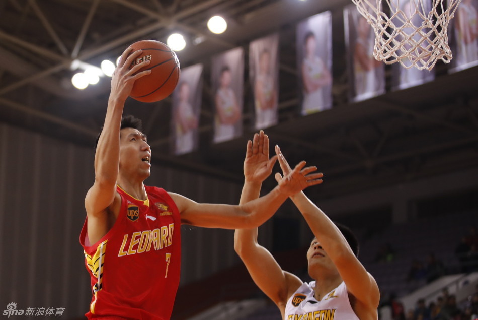 帕戈利用速度优势摆脱防守球员，面对补防的球员，在空中调整姿势完成一次精彩上篮。