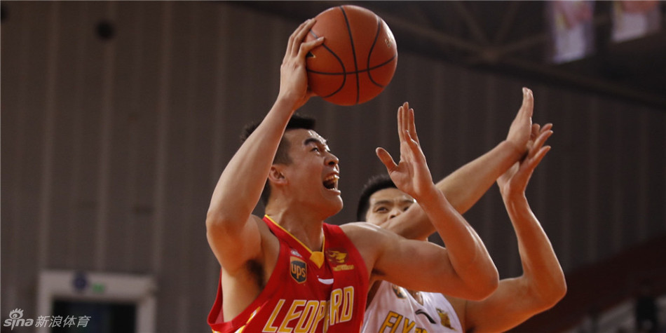 李慕豪在内线接到队友传球后，面对防守悍将毫无惧色，眼神坚毅地准备背身单打。