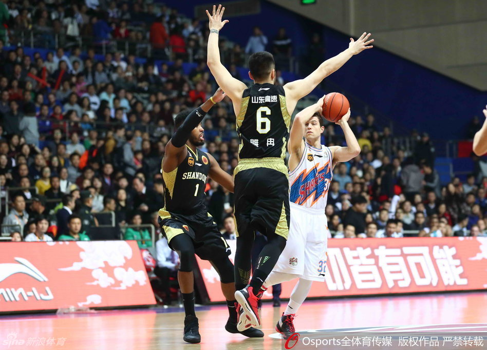 上海队球员在加时赛中积极防守，尽管身体已经接近极限，但眼神中依然充满着对胜利的渴望。