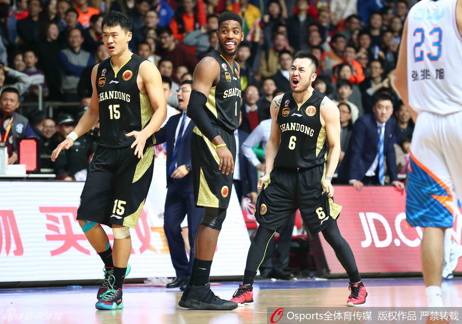 睢冉在关键时刻点燃全场，激情嘶吼庆祝，仿佛要将体内的能量全部宣泄在这片赛场之上。