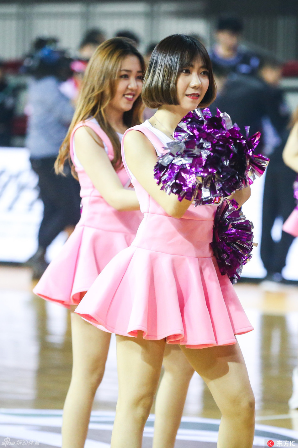 这位宝贝身姿挺拔，紧身的表演服勾勒出优美曲线，她专注地凝视着前方，在赛场灯光下显得气质高雅，魅力十足。