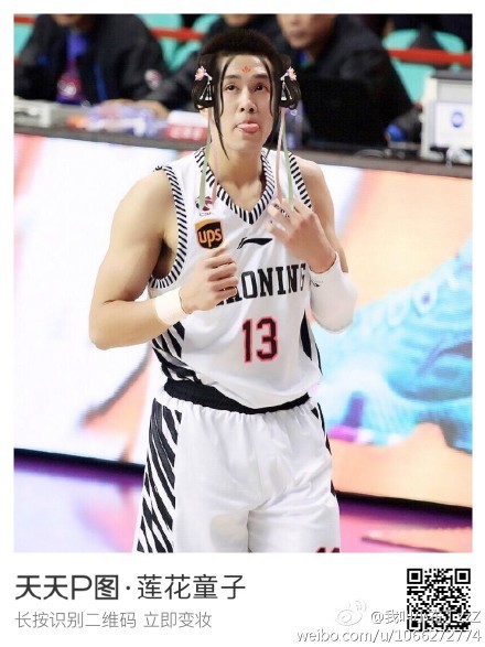 郭艾伦原图被P上了夸张的腮红和烈焰红唇，搭配着迷离的眼神，仿佛刚拍完维密大秀归来的超模，浑身散发着‘宇宙第一帅’的自信光芒。