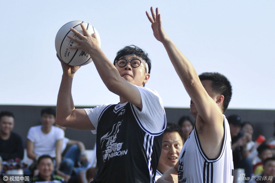 场上两人欢乐对位，王仕鹏利用经验卡住身位，董成鹏则在身后奋力干扰，表情既认真又带有一丝喜感，完美诠释了“友谊第一，比赛也精彩”的欢乐氛围。