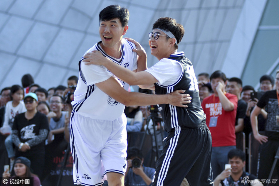 比赛间隙，王仕鹏露出了憨厚而灿烂的笑容，被好友董成鹏的搞怪防守逗乐，这一刻，他不再是那个在赛场上冷血绝杀的杀手，只是一个享受篮球乐趣的大男孩。