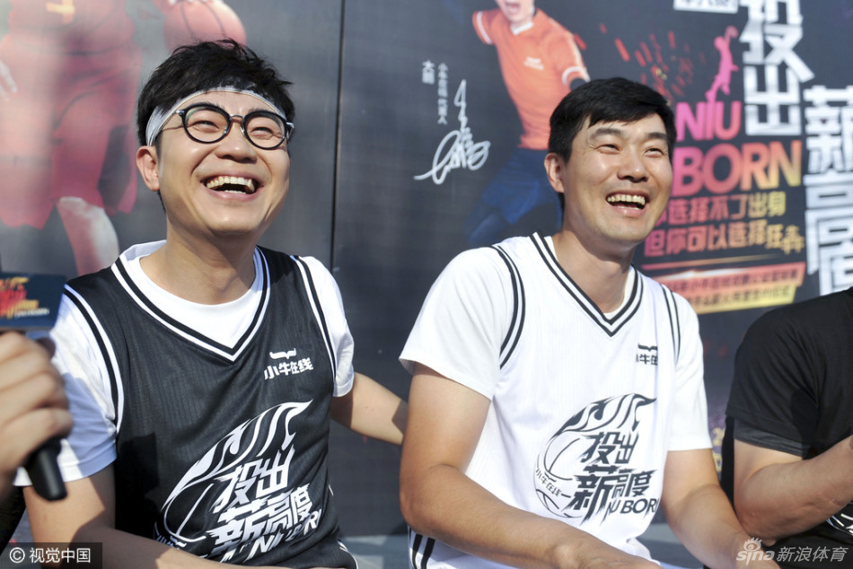 活动结束后，两位大鹏并肩站在场边合影留念，脸上洋溢着运动后的舒畅与因公益而聚首的满足感，身后的球场见证了这一场关于篮球与爱心的欢乐聚会。