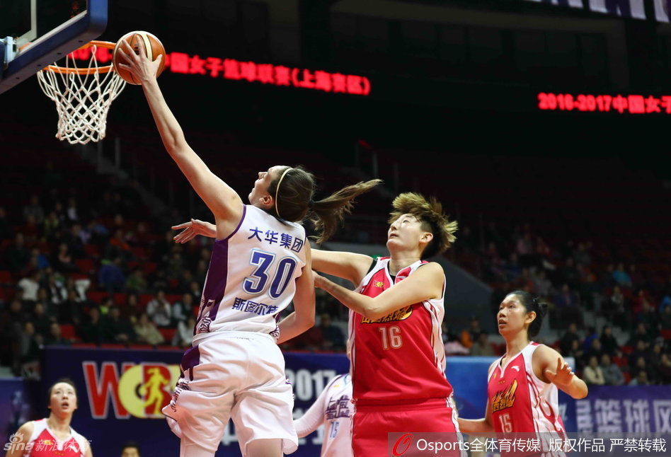 四川女篮外援查尔斯在三人包夹中强行起跳，她用扎实的背部力量顶开防守者，完成了一记势大力沉的抛投，篮球越过八一队防守球员的指尖，在空中划出一道强劲的弧线落向篮筐。