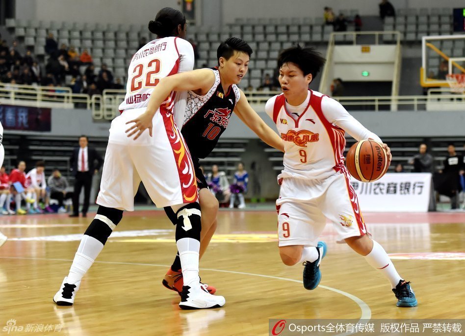 河南队发动闪电反击，身穿深色球衣的队员如离弦之箭般持球推进，她无视前方的防守者，眼神坚毅地盯着篮筐，准备完成一次势在必得的单手上篮，整个球馆的空气仿佛都为此凝固。