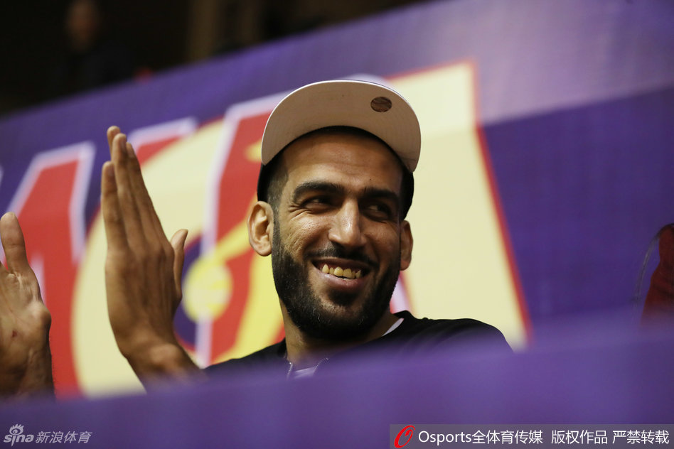 上海队内线进攻展现出绝对的统治力，球员在三人合围中高高跃起，用一记招牌式的单手抛投将球送入网窝，防守者只能望球兴叹，这瞬间的力量与技巧令人叹为观止。