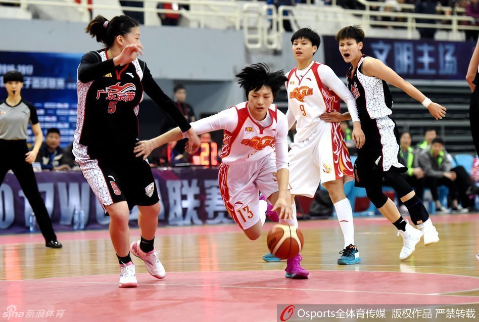 四川队组织起半场阵地进攻，球员们通过连续的跑位和无球掩护创造机会，哈达迪在场边神情专注地注视着场上的一举一动，随时准备为队友的精彩表现起身喝彩。